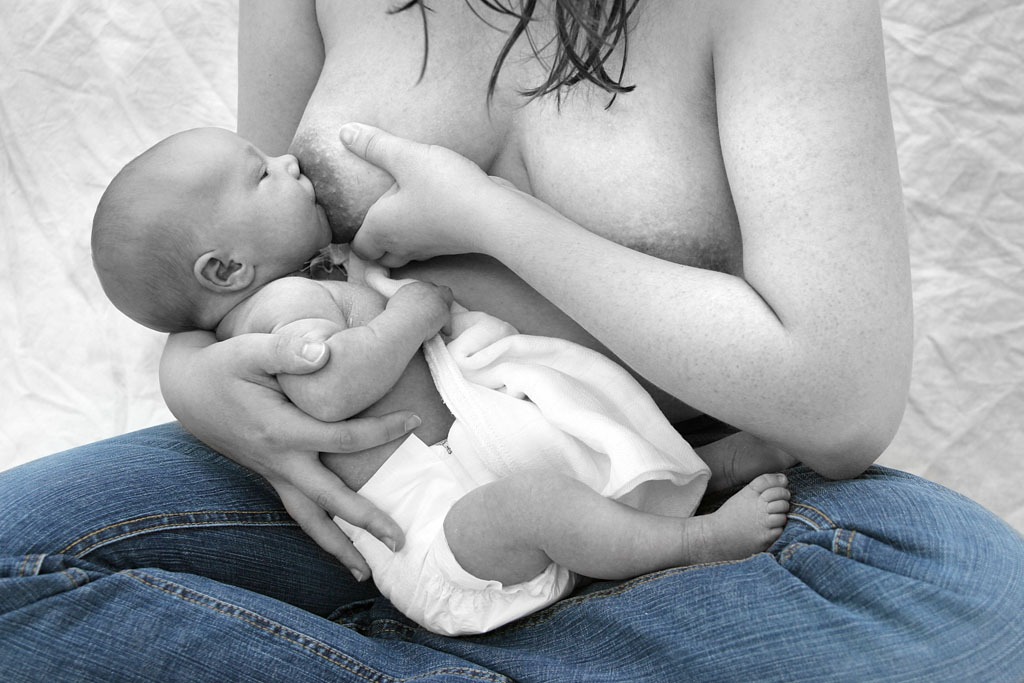 Mutter stillt ihr Baby